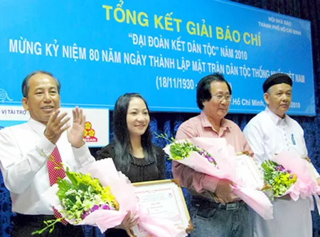 UB MTTQ TPHCM trao giải báo chí “Đại đoàn kết dân tộc” năm 2010