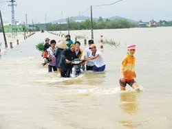 Miền Trung khẩn trương cứu trợ, khắc phục hậu quả lũ lụt