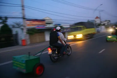 Đội hình thanh niên xung kích chống rải đinh góp phần giữ gìn TTAT giao thông