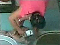 Phẫn nộ trước hành vi hành hạ bé gái 3 tuổi của một bảo mẫu ở Bình Dương