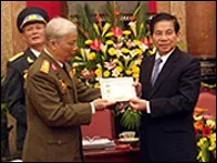 Chủ tịch nước Nguyễn Minh Triết gặp mặt đại biểu cựu chiến binh Trung đoàn Pháo binh 68 Anh hùng