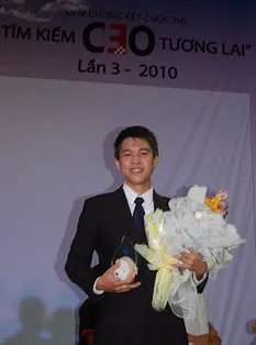 Sinh viên Võ Duy Anh Dũng, Đại học Kinh tế đạt giải nhất cuộc thi “Tìm kiếm CEO tương lai” lần 3- năm 2010.