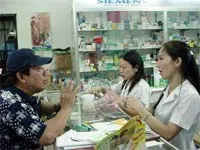 Giá thuốc tăng, gánh nặng lên vai người bệnh