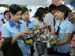 Phiên chợ hàng Việt tại KCN Tân Tạo