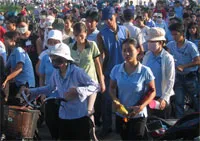 Tặng vé xe cho công nhân về quê đón tết