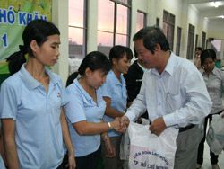 Tin TPHCM ngày 19/01/2011: Mang Tết đến với người nghèo