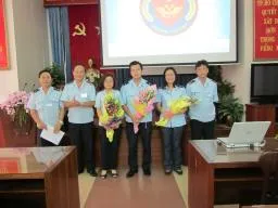 Nét đẹp đời thường: Anh chiến sĩ Hải quan trẻ thân thiện