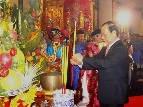 Lễ dâng hương dâng hoa và cúng Bánh Tét Xuân Tân Mão và Lễ viếng nghĩa trang liệt sĩ TP