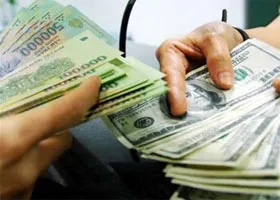 Thị trường đôla tự do TP HCM nhiễu giá, Hà Nội ổn định