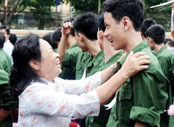 Thanh niên TPHCM vui tươi lên đường nhập ngũ