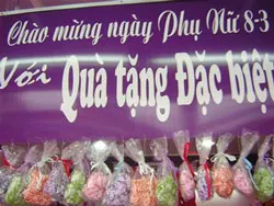 Thị trường quà tặng 8-3 bắt đầu sôi động