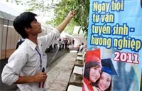 Ngày đầu tiên nộp hồ sơ đăng ký dự thi : “Chạy nước rút” tư vấn hướng nghiệp
