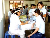 Tích cực chăm sóc và bảo vệ sức khỏe người lao động