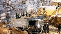 Công binh quân khu 4 tiếp tục cho nổ mìn phá đá để tìm 2 nạn nhân vụ sập núi đá ở Nghệ An