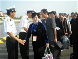 Đoàn đại biểu  54 dân tộc Việt Nam lên đường thăm huyện đảo Trường Sa và Nhà giàn DK1