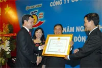 Casumina đón nhận Huân chương Độc lập hạng 3