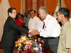 Chủ tịch nước Nguyễn Minh Triết tiếp đoàn cựu tù chính trị, tù binh huyện Bình Chánh - TPHCM