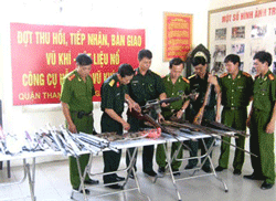 Ủy ban Thường vụ Quốc hội cho ý kiến Dự thảo Pháp lệnh Quản lý, sử dụng vũ khí, vật liệu nổ và công cụ hỗ trợ