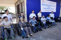 Trao xe lăn cho thương bệnh binh