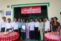 Lãnh đạo thành phố trao tặng nhà tình thương cho nông dân nghèo