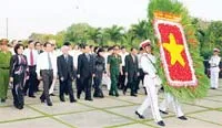 Chủ tịch nước Nguyễn Minh Triết cùng Đoàn đại biểu Thành ủy, HĐND, UBND, UBMTTQ Tp.HCM viếng Nghĩa trang Liệt Sĩ Thành Phố và Nghĩa trang Tp