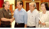 Lãnh đạo thành phố gặp gỡ văn nghệ sĩ