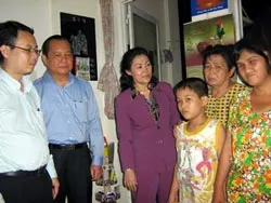Bí thư Thành Ủy thăm hộ nghèo tái định cư ở quận 7