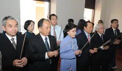 Đoàn Đại biểu lãnh đạo thành phố dâng hương Chủ tịch Hồ Chí Minh