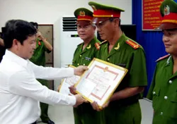 UBND Thành phố khen thưởng tập thể, cá nhân tham gia cứu hộ tàu du lịch Dìn Ký