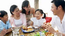 Bình luận: Gia đình hiện đại có còn bền vững?