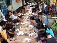 Hàng ngàn suất cơm miễn phí cho sĩ tử