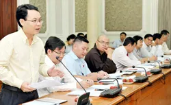 Tiếp tục giữ vững tốc độ tăng trưởng kinh tế, đi đôi với bảo vệ sức khỏe và chăm lo đời sống cho nhân dân