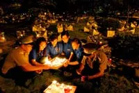Thắp nến tri ân kỷ niệm ngày thương binh liệt sĩ ở Nghĩa trang thành phố