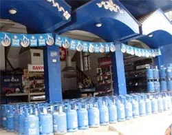 Giá gas tháng 8/2011 tăng 8.000 đ/bình 12kg lên mức 365.000 đ/bình 12kg.