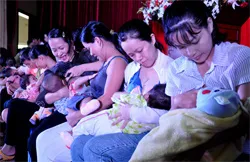 200 bà mẹ cùng trình diễn cho con bú bằng sữa mẹ