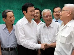 Chủ tịch nước Trương Tấn Sang tiếp xúc cử tri quận 3, quận 1