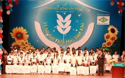 Trao học bổng “Vì nữ sinh hiếu học vượt khó lần thứ 21 năm học 2011 - 2012