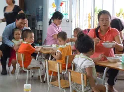 Trường mầm non đau đầu với bữa ăn cho trẻ