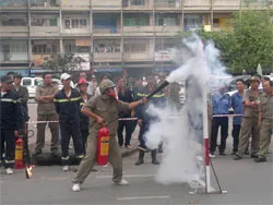 Quận 10 phát động Tháng an toàn giao thông và Hội thao Kỹ thuật PCCC năm 2011