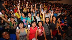 1.000 tân sinh viên cùng nhắn tin góp đá