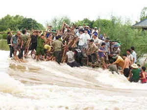 P/v ông Đặng Ngọc Lợi và ông Đỗ Vũ Hùng-PGĐ Sở NNundefinedPTNT tỉnh Đồng Tháp và An Giang về công tác chống lũ