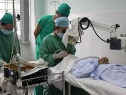 Khám và mổ mắt cho bệnh nhân có hoàn cảnh khó khăn