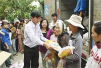 Chia sẻ với những khó khăn của người dân vùng lũ Long An