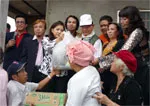 Y bác sĩ, nghệ sĩ và phật tử thành phố hướng về vùng lũ