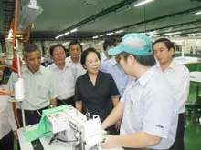 Phó chủ tịch nước Nguyễn Thị Doan thăm công nhân và làm việc với Liên đoàn lao động TP