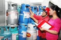 Giá gas tháng 11/2011 giữ nguyên mức 346.000 đ/bình 12kg