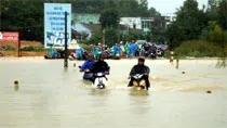 Mưa lũ hoành hành tại các tỉnh miền Trung