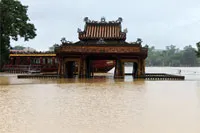 Miền Trung chìm trong mưa lũ