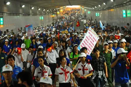 Hơn 2.000 Thanh niên TPHCM đi bộ qua hầm Thủ Thiêm