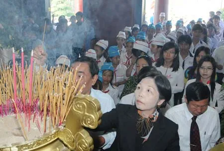 Hóc môn kỷ niệm 71 năm ngày Nam kỳ khởi nghĩa và trao huy hiệu Đảng